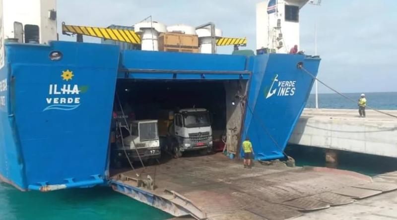 Maio: Rampa de betão do Porto Inglês recebe primeira operação de descarga após assoreamento  