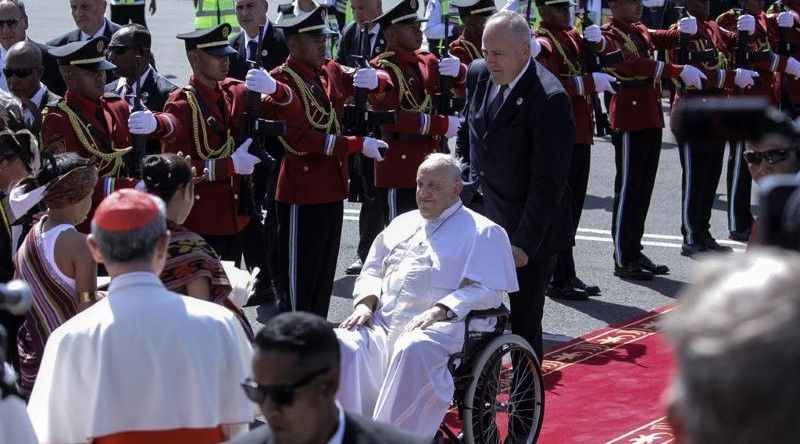 Papa Francisco recebido em Díli com vivas e cânticos dos timorenses