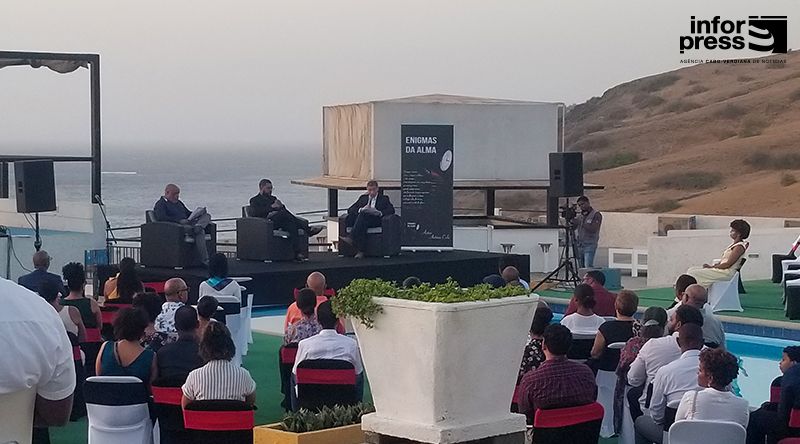 Fogo: “Enigmas da Alma” de António Cula é uma obra complexa mas de fácil leitura – apresentador