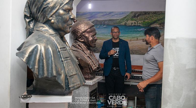 Bustos de Norberto Tavares e Nha Bibinha Cabral prontos para serem colocados nos respectivos municípios