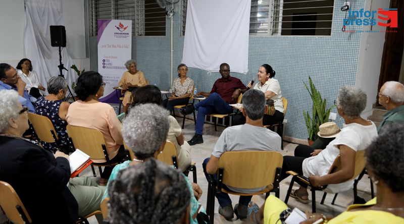Terceira idade participa numa mesa redonda sobre saúde física e emocional para dar mais vida à vida
