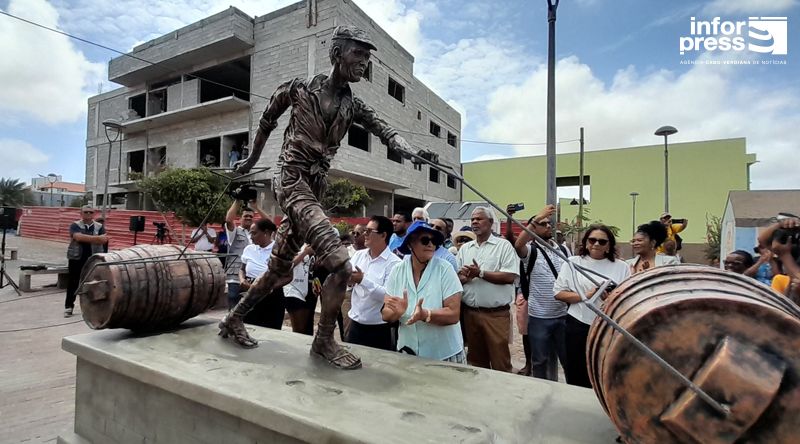 Ilha do Sal: Autarquia inaugura estátua “Ti Cars” símbolo da resistência à escassez de água