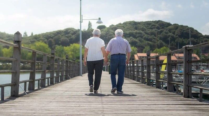 Humanos envelhecem muito em duas fases, aos 44 e aos 60 anos, segundo um estudo