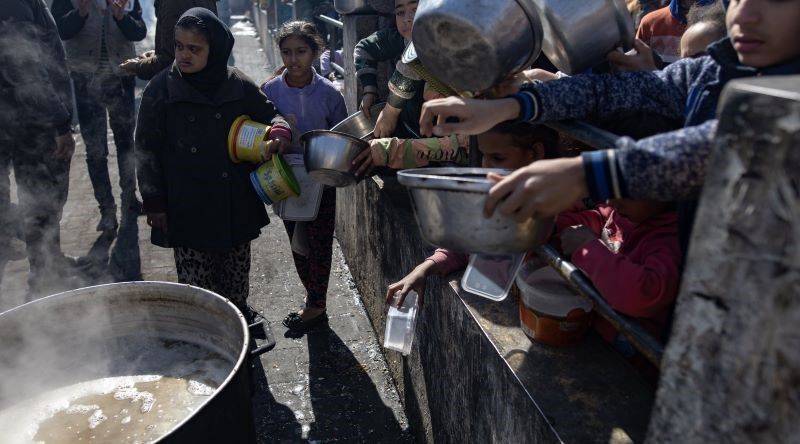 OMS relata níveis de desnutrição sem precedentes em Gaza e morte por fome de 15 crianças