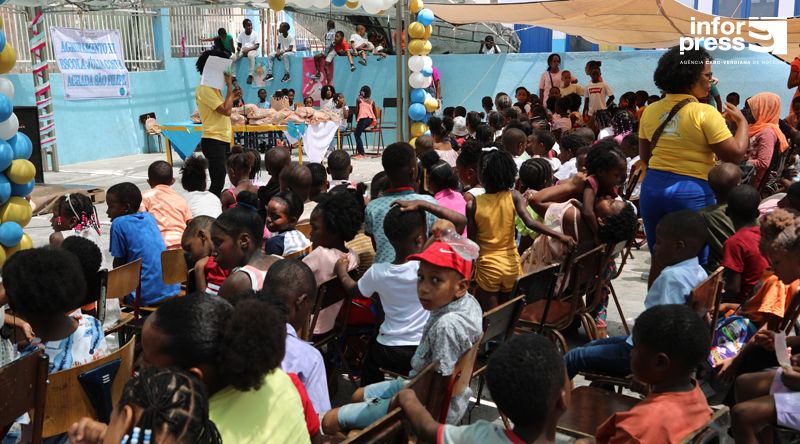 Crianças da Escola Básica Júlia da Costa recebem “kits” em celebração do dia 01 de Junho   