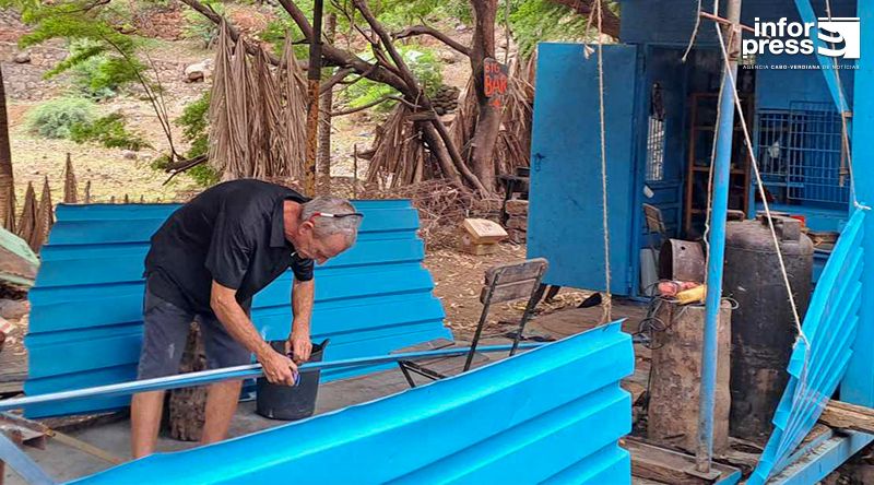 Tarrafal: Cidadão alemão desalojado há mais de dois meses por causa de um incêndio retoma construção por conta própria (c/áudio)