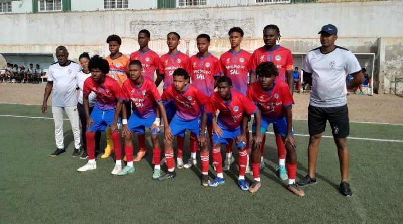 Futebol/Sub-17: EFIZ cilindra Ultramarina (7-0) e qualifica-se às meias-finais