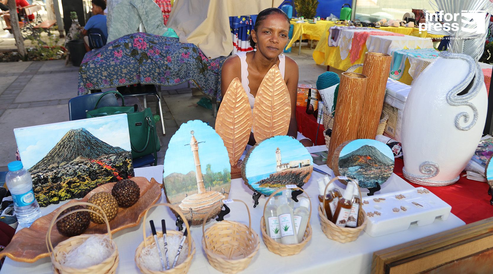 Artesã diz que tem de se deslocar a outros países para adquirir materiais para confecção de peças decorativas