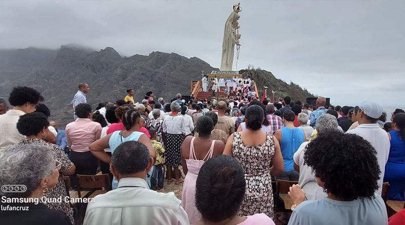 Ribeira Grande: Peregrinação de fiéis a estátua Nossa Senhora do Rosário marca o início das festas da Santa Padroeira - Paróquia