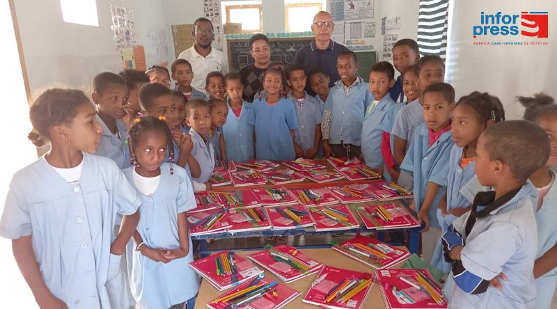 Porto Novo: Escola Básica Alberto Morais recebe doação em materiais escolares para os alunos carenciados