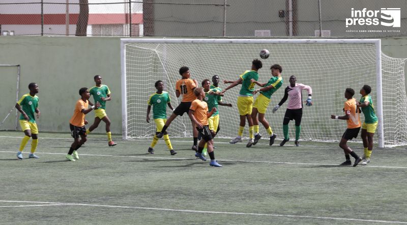 Futebol/Sub-17: Escola Vitória e Sporting da Boa Vista disputam lugar nas meias-finais do campeonato nacional