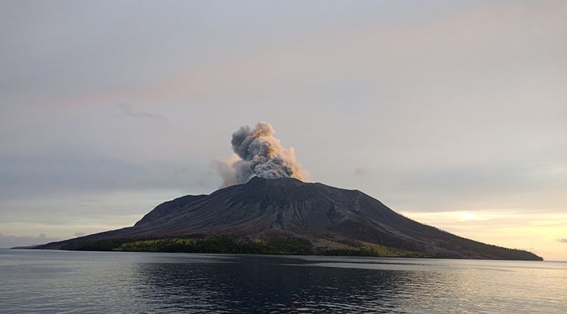 Nova erupção na Indonésia obriga a encerramento de aeroporto