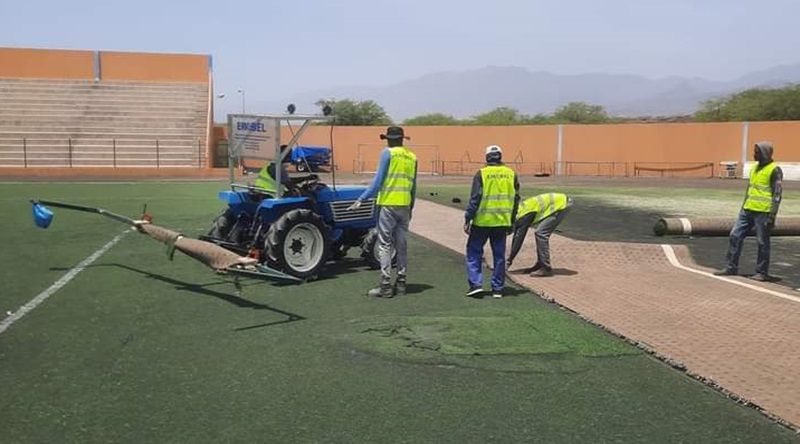 Futebol: Câmara do Porto Novo confirma substituição da relva e reabilitação do Estádio Municipal