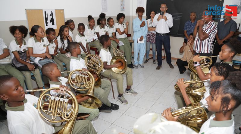 Ministro da Cultura visita aulas experimentais de instrumentos e de canto na Escola Secundária Pedro Gomes