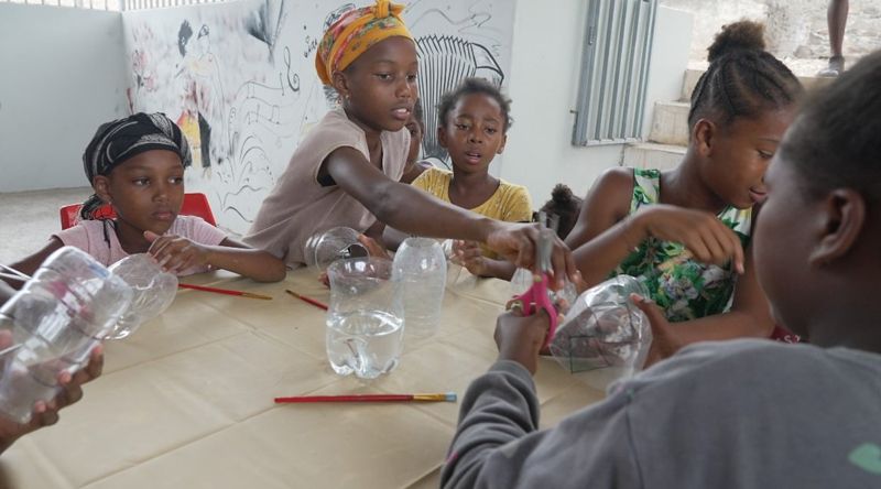 Tarrafal: Lantuna realiza ateliês criativos para sensibilizar crianças sobre o impacto do plástico nos oceanos