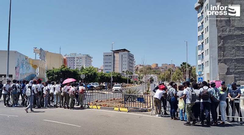 Greve de Professores: Alunos de escolas da Praia realizam manifestação exigindo publicação das notas