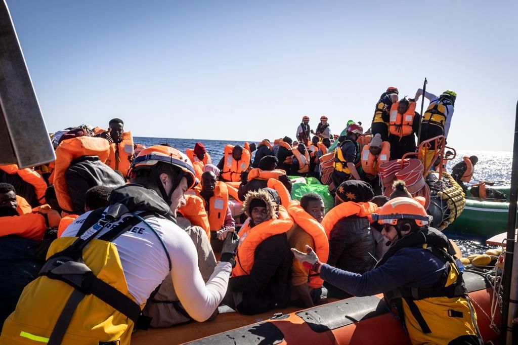 Resgatados 66 migrantes que tentavam atravessar o Canal da Mancha