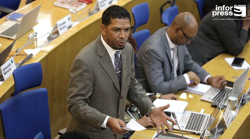 Parlamento: “Governo tem feito investimentos que fortalecem a conectividade inter-ilhas e internacional” - deputado