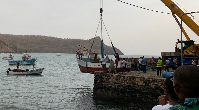 Santa Catarina: Ribeira da Barca com mais uma embarcação de pesca semi-industrial