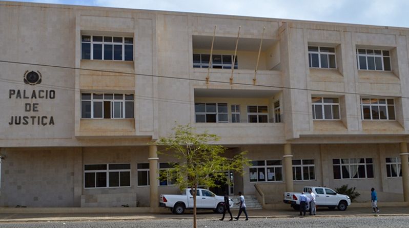 São Lourenço dos Órgãos: PN detém homem de 62 anos na posse de várias armas