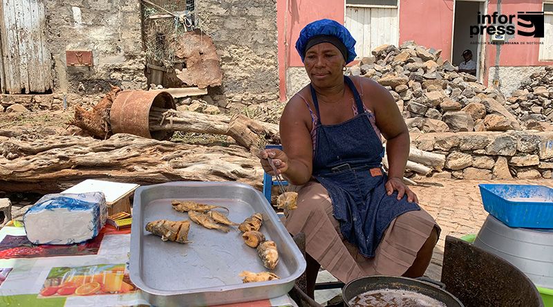 REPORTAGEM/Santa Cruz: Venda de peixe frito em rua de Cutelinho torna-se ganha-pão de mulher de 50 anos (c/áudio)