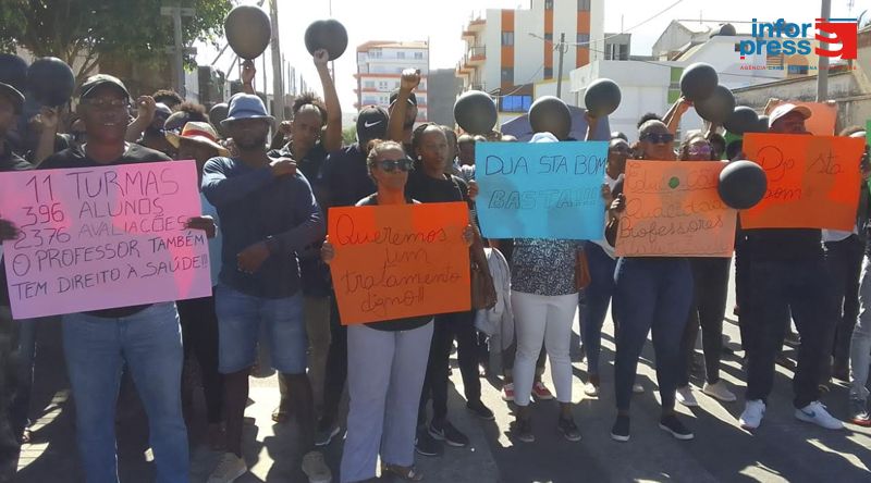 Santa Catarina: Professores marcham pela segunda vez em Assomada pedindo valorização da classe