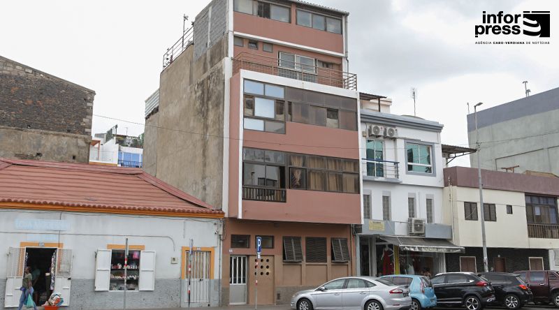 Praia: Criação de pombos num dos edifícios do Platô causa incómodo na vizinhança
