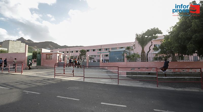 São Vicente: Escola Jorge Barbosa realiza debate sobre vantagens e desvantagens das redes sociais