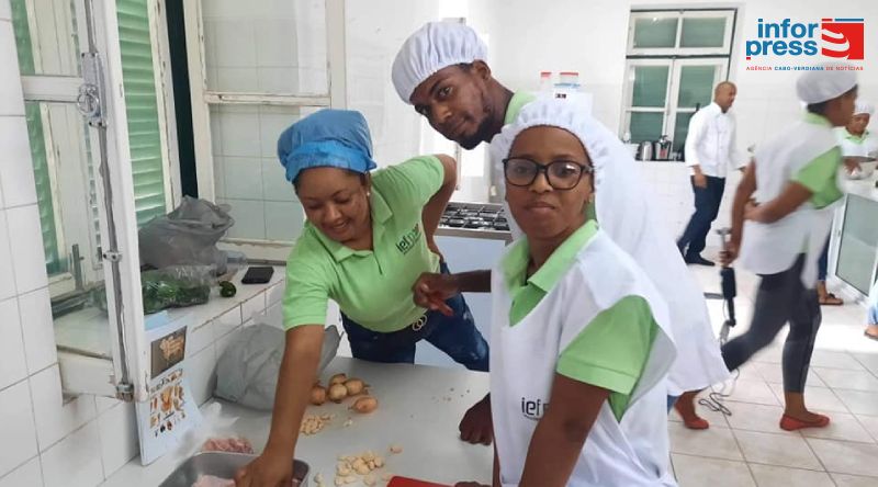 Porto Novo: Escola de Hotelaria assegura formação contínua em higiene e segurança alimentar a profissionais da restauração