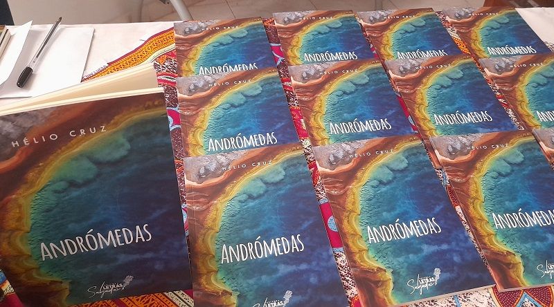 Ilha do Sal: Hélio Cruz dá à estampa sua mais recente obra intitulada “Andrómedas”