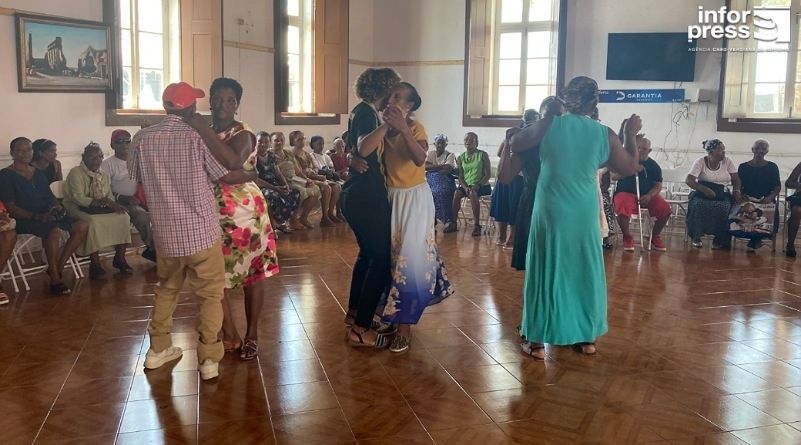 São Filipe: Idosos do Centro de Dia participam em encontros e almoço na Casa da Bandeira