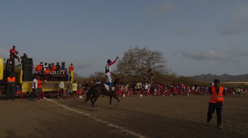 São Vicente: Égua Marisa vence corrida de ‘San Jon’ retomada após vários anos