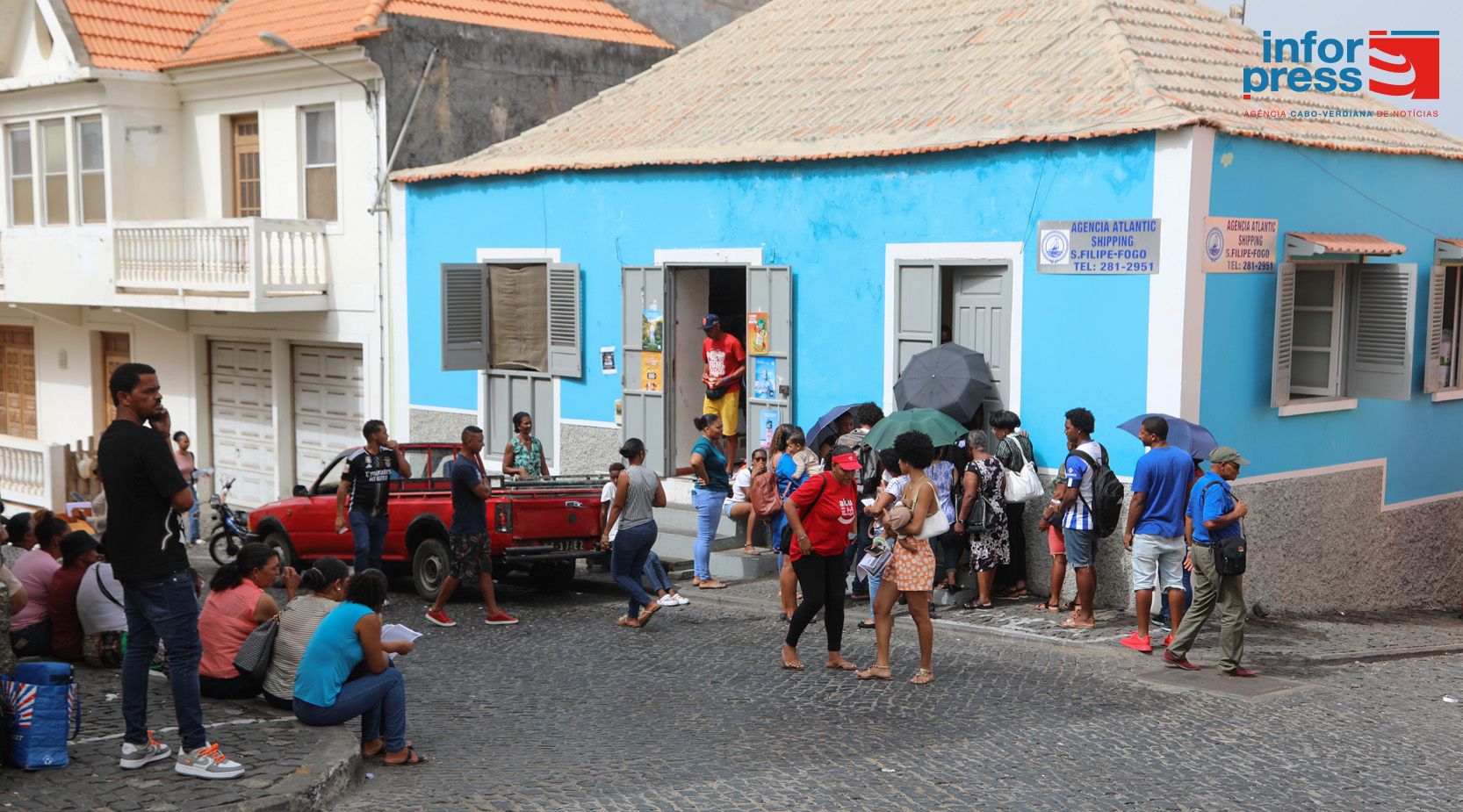 São Filipe: Dezenas de pessoas concentram junto da agência de Atlântico Shipping para “troca de papéis”
