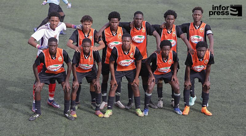 Futebol/Sub-17: Sporting da Boa Vista e EPIF lideram grupo B e apontam às meias-finais da competição