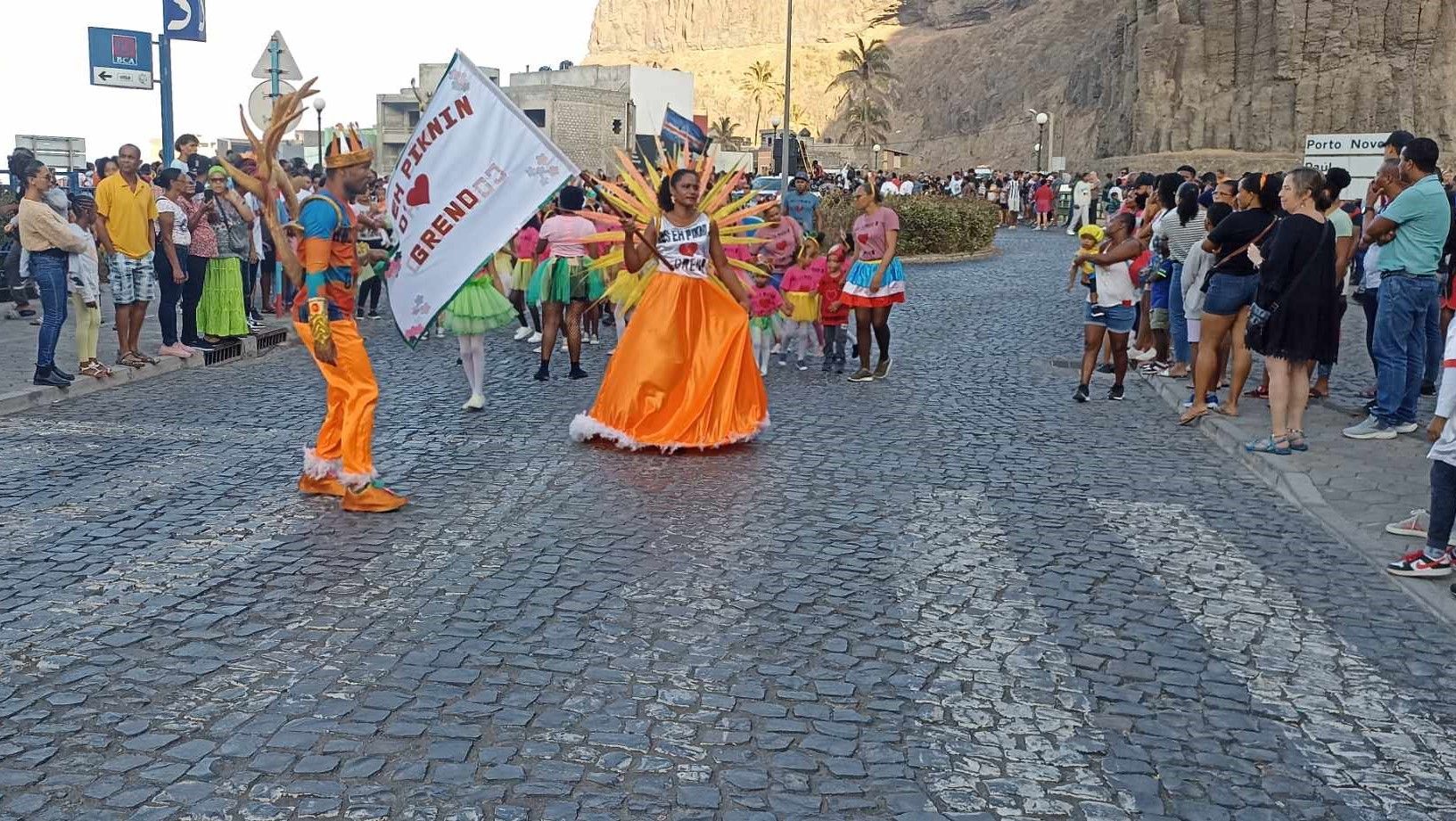 Carnaval/Ribeira Grande: Grupo de animação Mão para Trás deu brilho e folia às ruas de Povoação