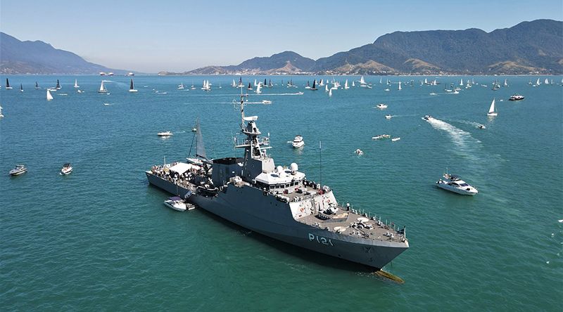 Navio-patrulha oceânico brasileiro "Apa" no Porto Grande no quadro da Operação GUINEX-IV