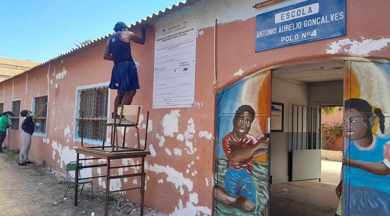 São Vicente: Igreja de Jesus Cristo dos Santos dos Últimos Dias ajuda a pintar Escola António Aurélio Gonçalves
