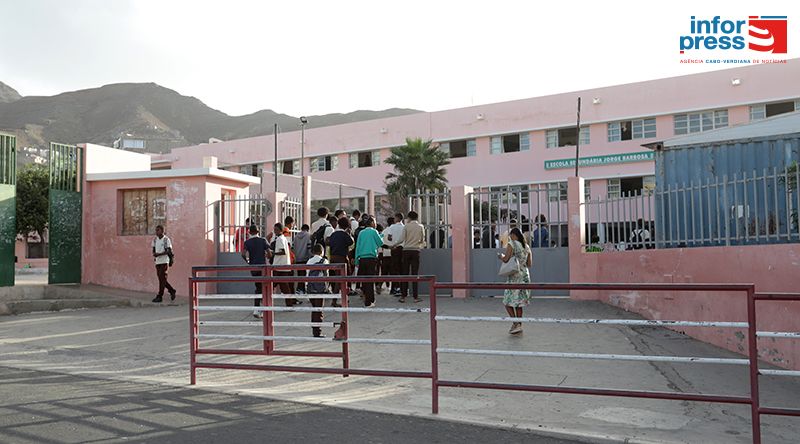 São Vicente: Mil professores para cerca de 15 mil alunos no arranque do ano lectivo no básico e secundário – delegado (c/áudio)