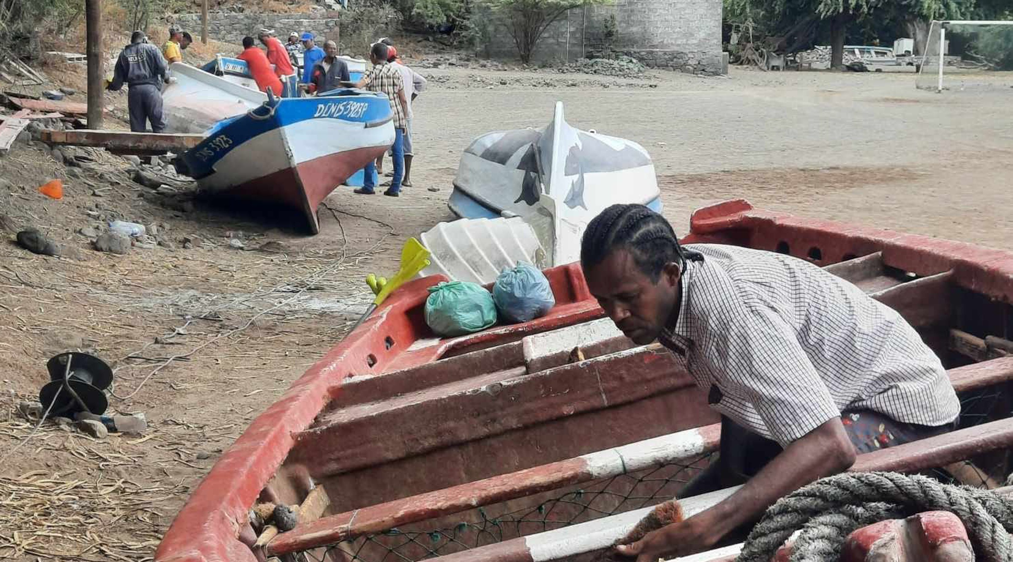 Porto Novo: Iniciado processo de fibragem de embarcações no Tarrafal de Monte Trigo