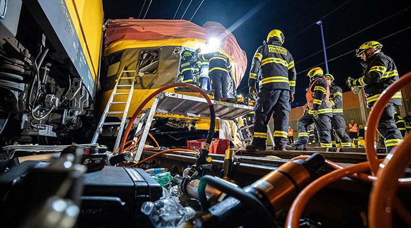 Quatro mortos e dezenas de feridos em colisão ferroviária na República Checa