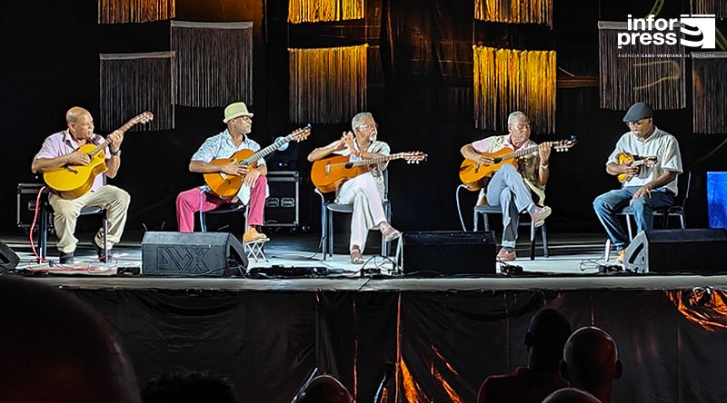 Sal/Festividade Município: Noite de guitarra volta a encher anfiteatro com público selectivo