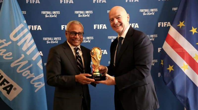 José Maria Neves reúne-se com presidente da FIFA em Paris