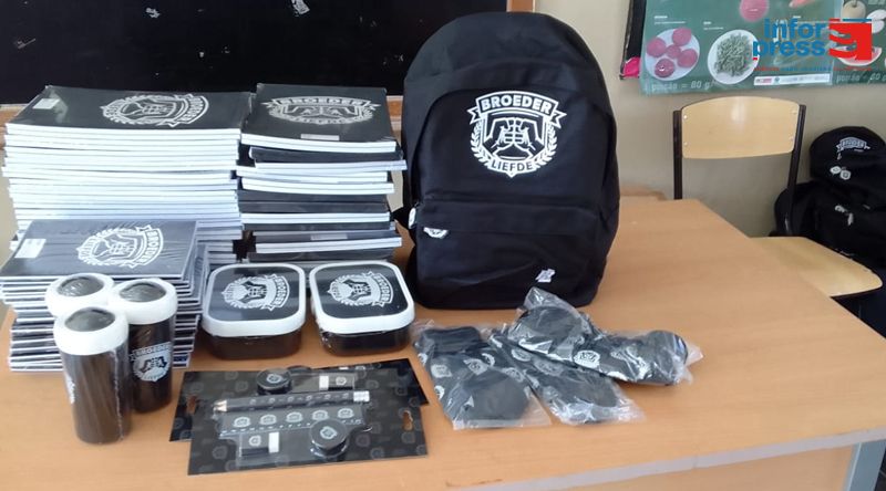 Santa Catarina: ONG holandesa entrega kits escolares a mais de 70 alunos da escola de Pedra Barros