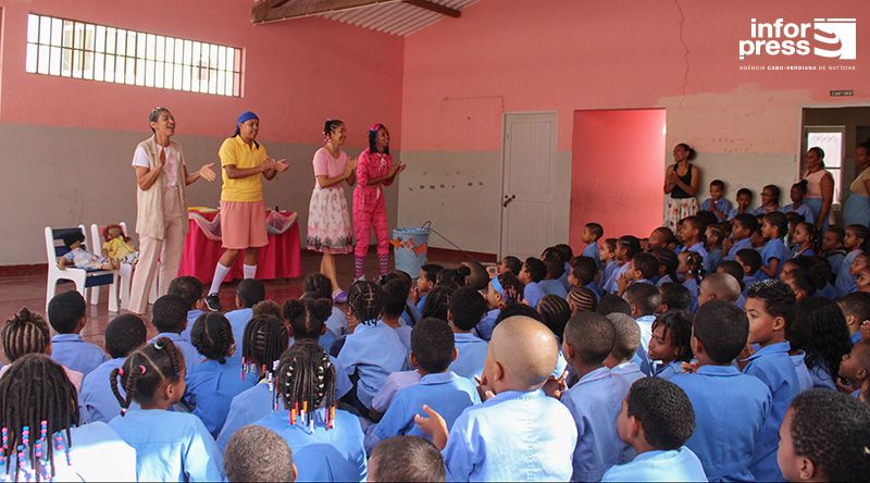 São Vicente: Performance de Morabezateatro leva informações sobre prevenção de abuso sexual às escolas (c/vídeo)