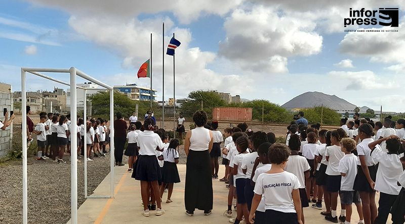 Ilha do Sal: Consulado Honorário de Portugal e Colégio Letrinhas comemoram 25 de Abril com hastear da bandeira portuguesa