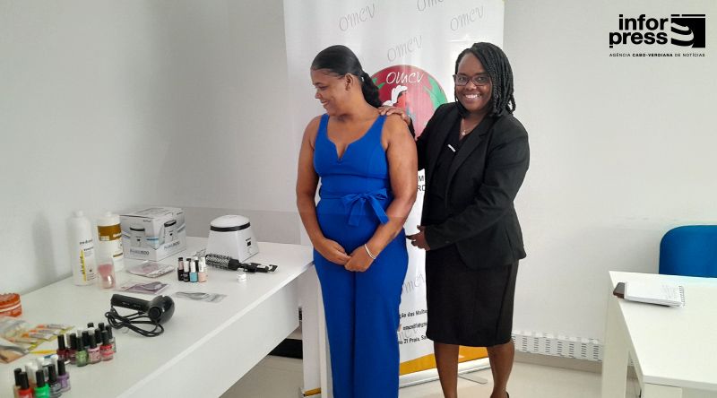 OMCV entrega 20 kits de auto-emprego para promoção da independência financeira das mulheres