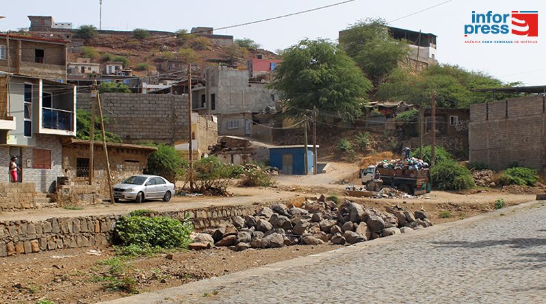 Praia: Moradores de Safende alertam para acumulação de pedras e lixo com o aproximar das chuvas