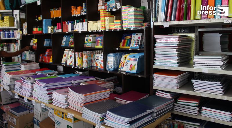 Regresso às aulas aumenta procura por materiais escolares e uniformes na cidade da Praia