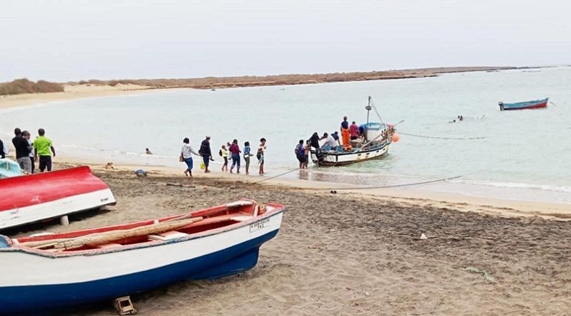 Maio: Passageiros recorrem a embarcação de pesca para sair da ilha em plena crise nos transportes