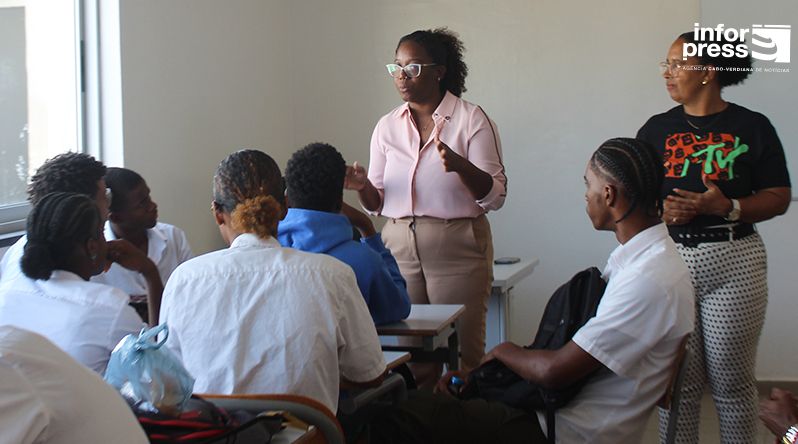Professora defende reforço da leitura em escolas durante “workshop” de escrita criativa